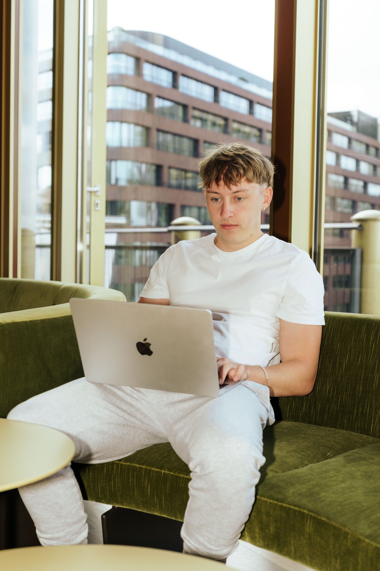 Alex Frieling bei der Recherche am MacBook