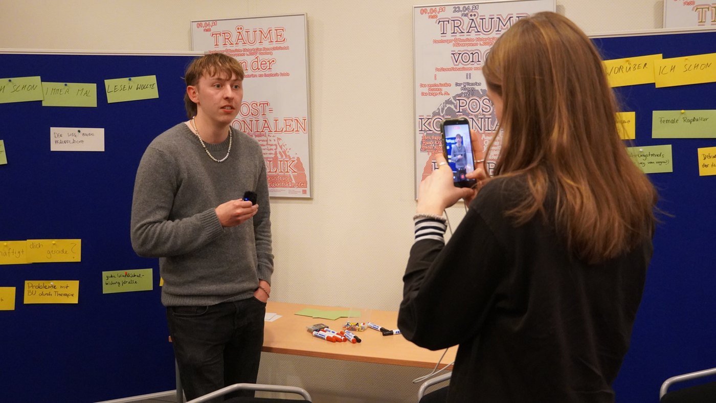 Alex Frieling bei einer Videoaufnahme